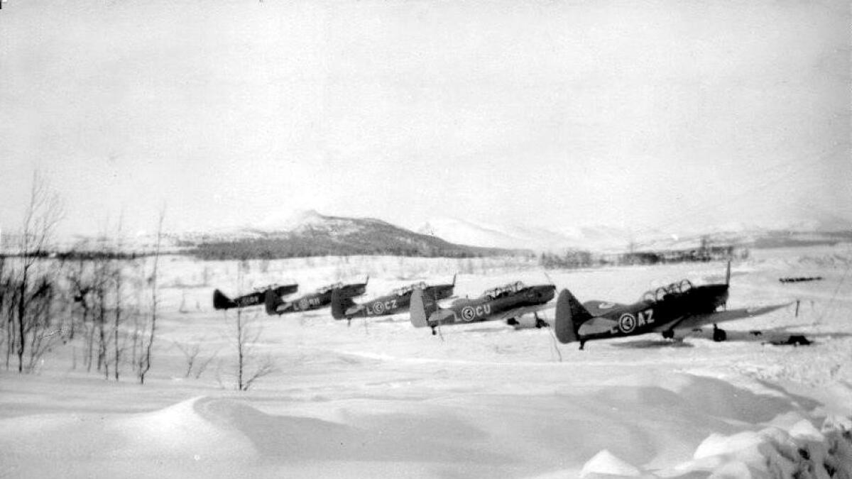 Luftforsvarets Cornell-fly på vinterøving på Tisleifjorden på slutten av 40-talet. Biletet er tidlegare publisert i Fly brukt av Det Norske Luftforsvaret – hefte 8. (Foto via Ole Dybvig, truleg teke av Rolv Krogfoss)
