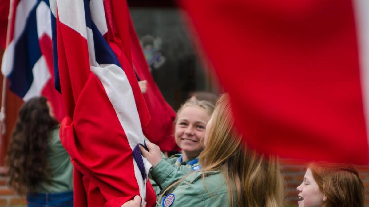 Det er tradisjon at speidarane heiser flagg utanfor Ål kulturhus om morgonen 17. mai. Her i samarbeid mellom Helle Kaslegard (f.v.) Anne Birgit Frydenlund og Eira Kaslegard.