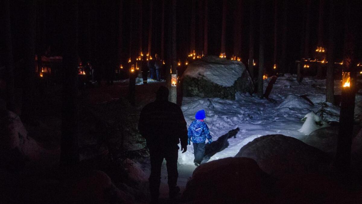Nattsvart furuskog opplyst av faklar og ei og anna flakkande hovudlykt er ramma for julebordet til Ål Jeger og Fiskeforeining og Aktiv Ung.