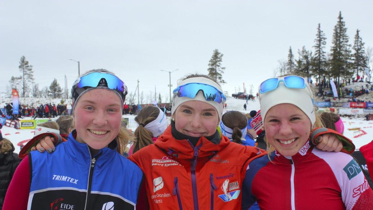 Maria Haugse Rød, Hedda Singelstad Kåsa og Guro Femsteinevik stod for ei kjempeprestasjon då dei  gjekk HIL sitt stafettlag inn til andreplass på stafetten for jenter 13-16 år. (Privat foto)