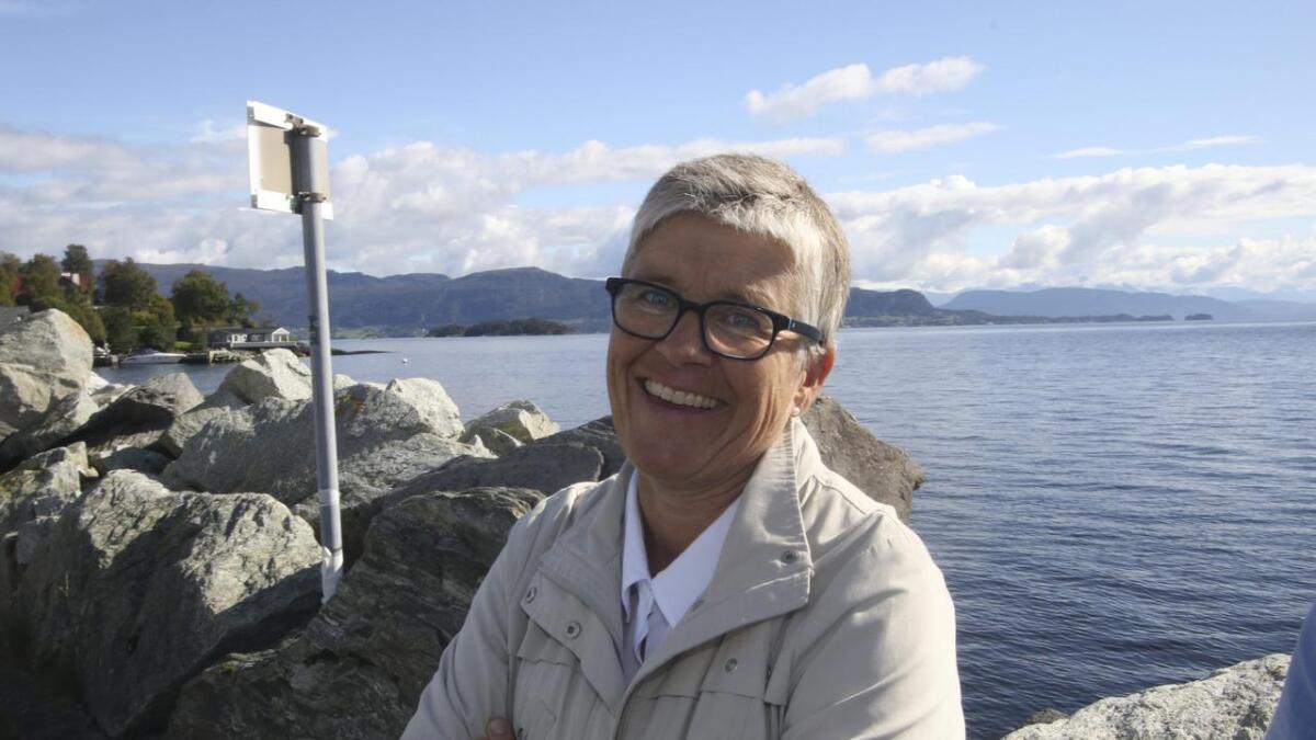 Aina Tjosås er utdanna byggingeniør frå Høgskulen i Bergen og har seinare teke mastergrad i stadsutvikling ved Universitetet i Tromsø.