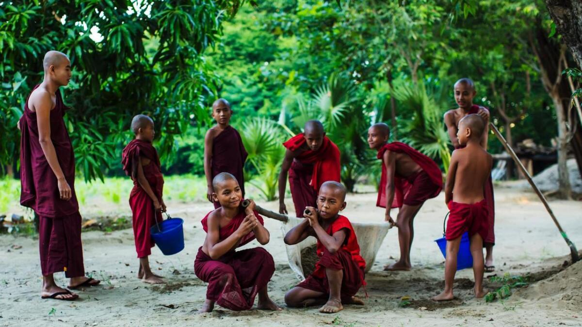 Gutar mellom 7 og 13 år skal hjelpe til i eit buddhistkloster ein periode. Nokre held fram som munk, og det betyr gratis utdanning.