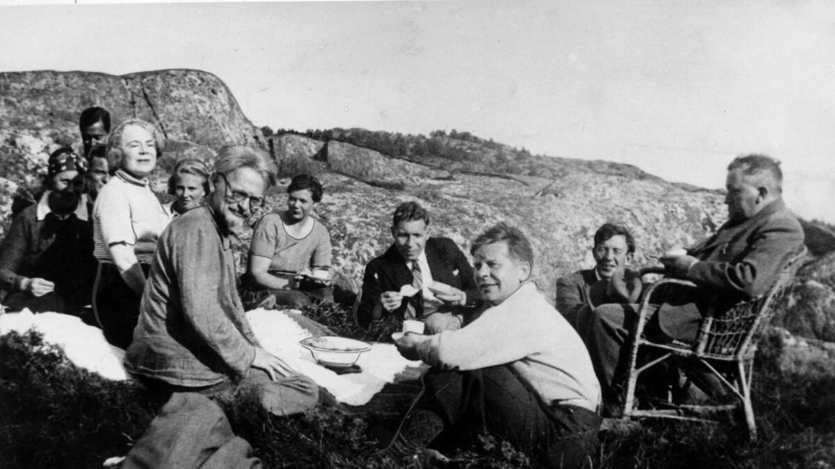 Fru Knudsen (med tørkle), fru Trotskij (lys genser), Trotskij med briller, sjåfør Konrad G. Knudsen (kvit skjorte) og redaktør Olav Scheflo (i stolen).