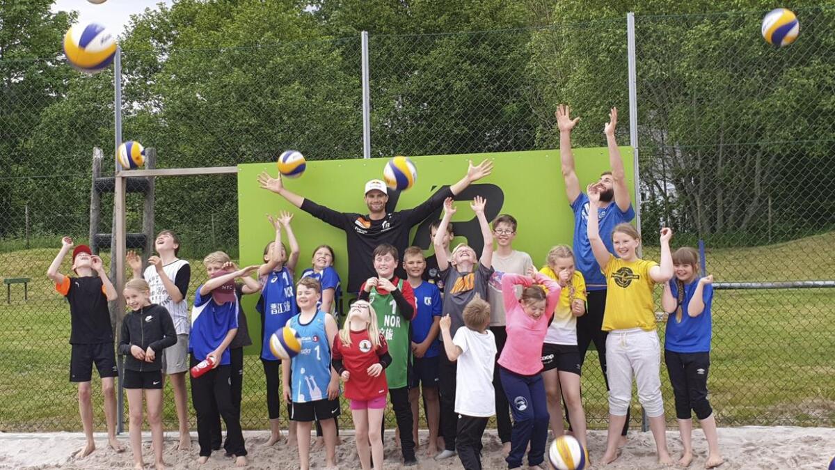 Anders og Hendrik Mol stilte opp for unge, håpefulle volleyballspelarar i Strandvik.