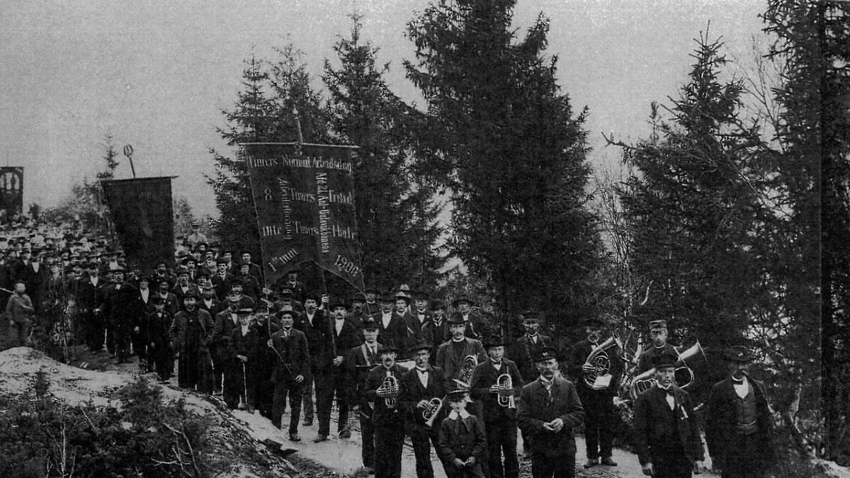 Første mai ble feiret på Gulsvik i Flå kommune 1905. Det var Aal-Gulsvikbanens Arbeiderforening som arrangerte toget bak innleid musikkorps.
