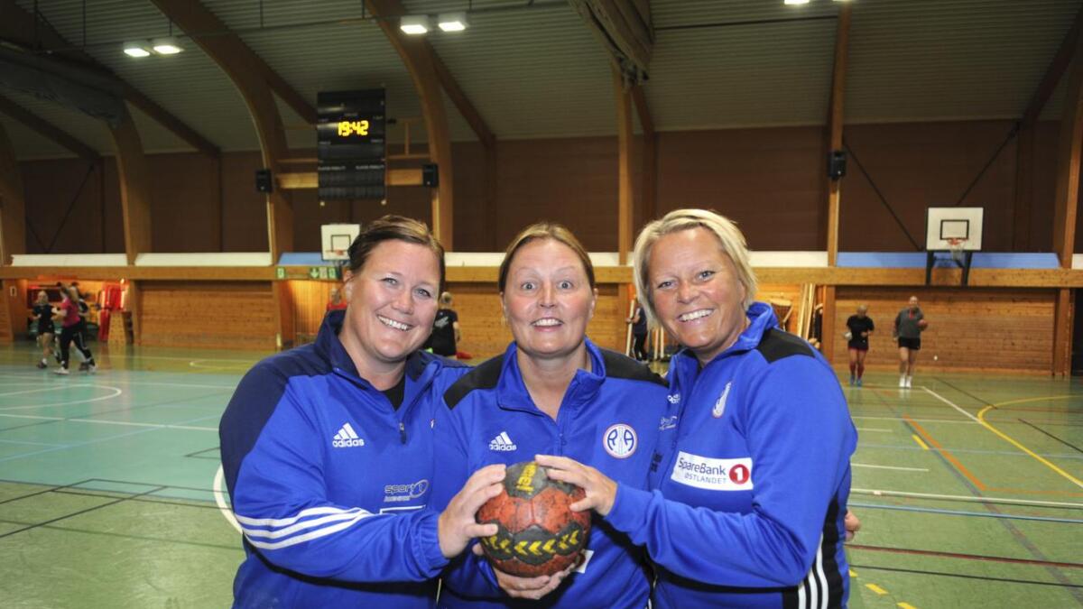 R&Å-damenes nye trener-trio, fra v. Anette Tunhøvd, May Linda Lure og Lena Bøsterud, ønsker velkommen til cupkamp i Neshallen torsdag. Høland er motstander, et lag det er mulig å spille jevnt med og slå ut.