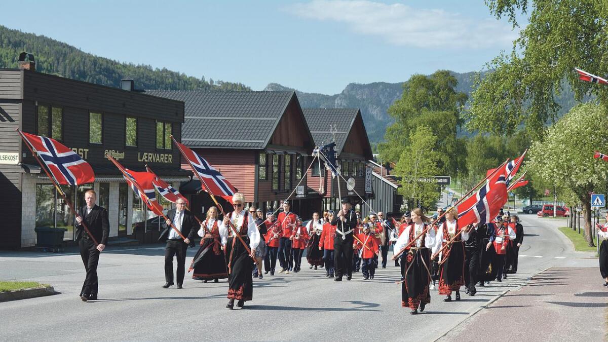 Etter flaggheising gjekk toget frå Granvin kulturhus, med flaggborg og Seljord skulemusikk i front, til kyrkja i Seljord.