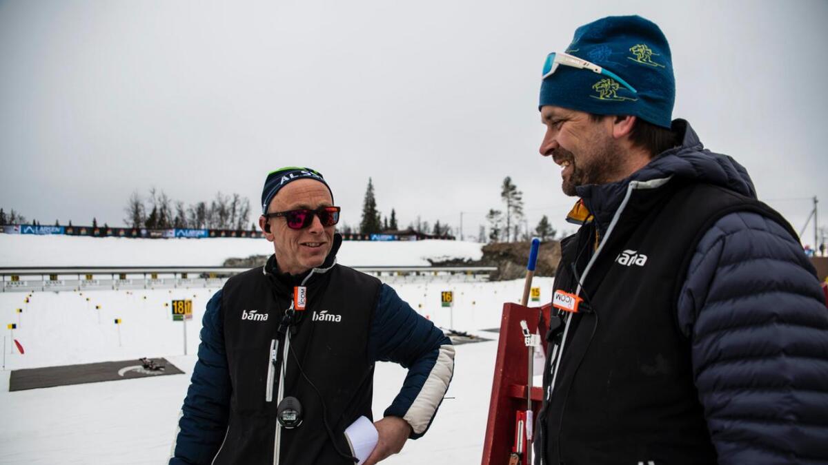 Eilev Sørbøen (f.v.) og Per Kvelprud delar på å halde oversikt på standplass. Kring 1100 løparar skal innom i løpet av helga.
