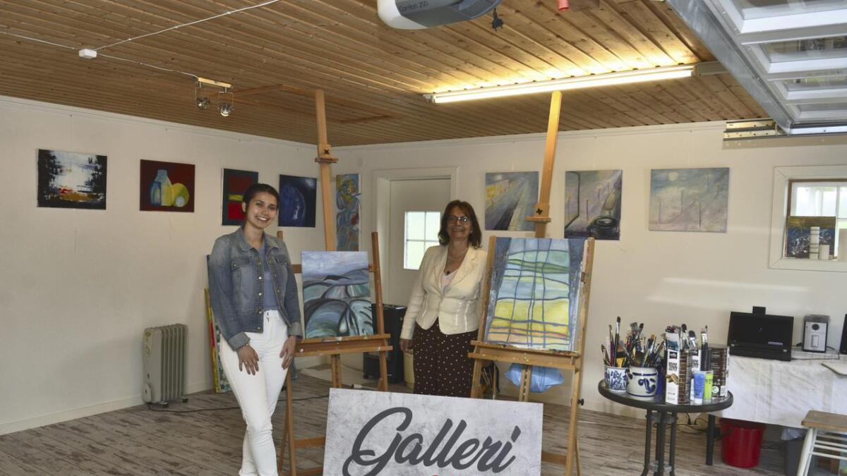 Hjemme langs Sjølivegen i Skogbygda har Cristina Vendelsen (t.h) etablert Galleri CC Art, der hun har både atelier, galleri og mini-maleklubb. Her er hun sammen med datteren Eva Eik Vendelsen som er innom på besøk.