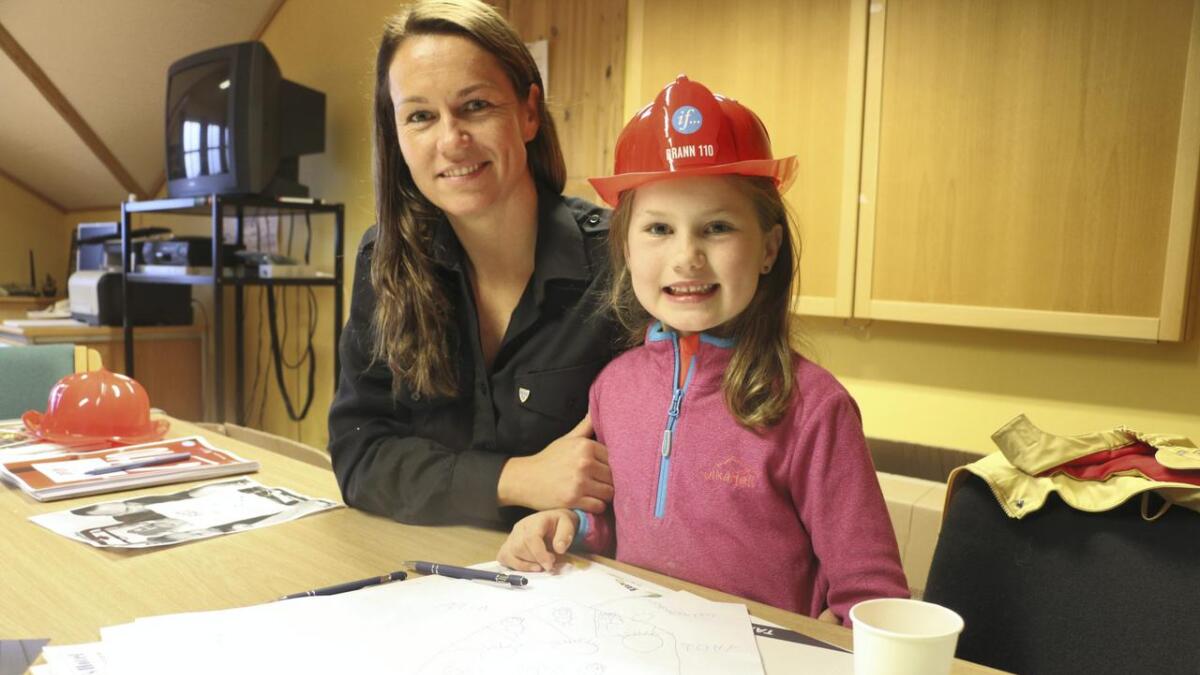 Brannkonstabel Ingrid Øksnes med dottera Mia (6). Duoen oppmodar alle om å ha brannøving heime. – Test ut rømningsvegane, seier dei.