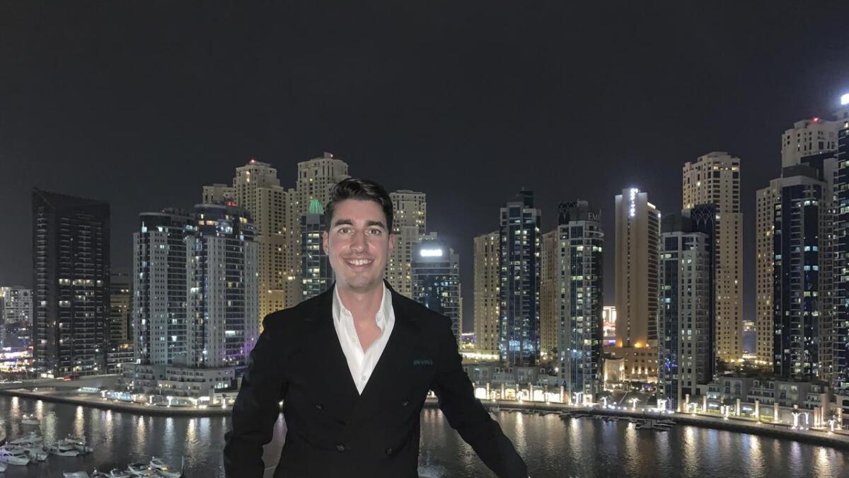 Per Merai på eigen terrasse i skyskraparen han og kjærasten bur i ved Dubai Marina. (Alle foto private)