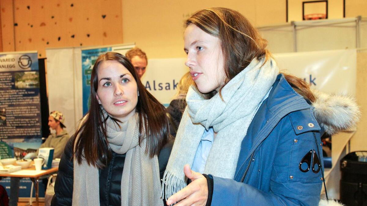 Marianne Vindenes og Stina Kvåle Bergesen var to av dei som stilte på utdanningsmessa i 2015. (Arkiv