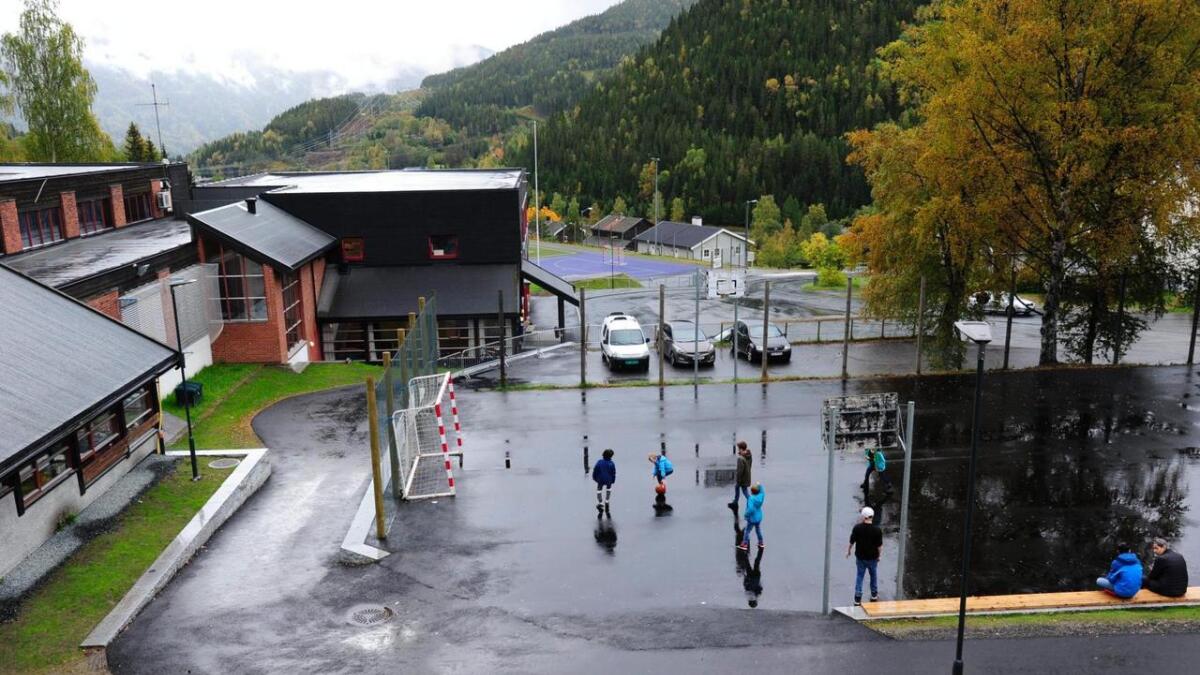Gangvegen opp til Rødberg skole stod ferdig i sommar. 4,3 millionar til opprusting av uteområdet blir overført til neste år.