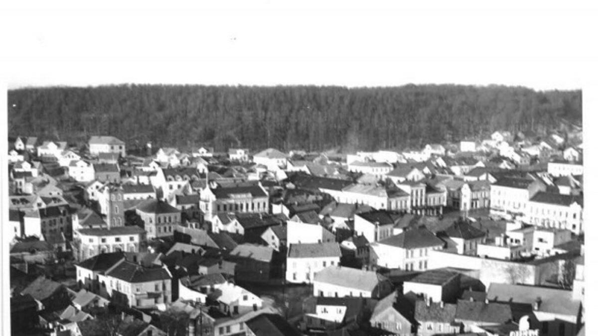 Den gamle fabrikken til Brynje of Norway låg midt i Larvik, med fargeri i ein separat bygning. Biletet er frå 1960. No er hovudfabrikken rive, og nye produksjonslokale ligg nærare Lågen.