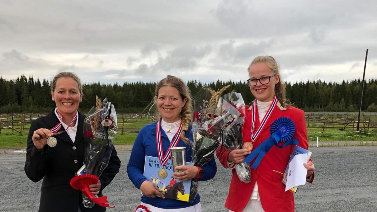 Mari Kolstadbråten Ekra (midten) tok NM-gull på 120 km i helga. Ellen Suhr Ydstebø (t.v.) tok sølv, medan Maren Aanestad (t.h) tok bronse.