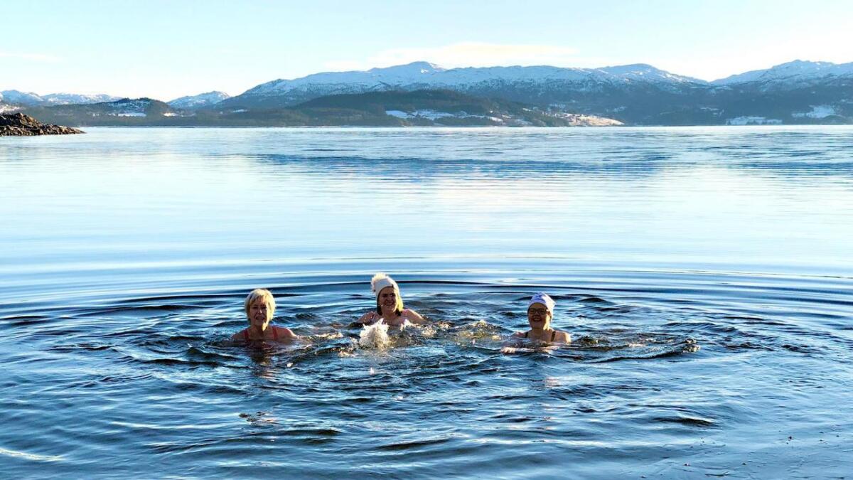 Anne Andersen (t.v.), Kirsten Torvetjønn Haugland og Ruth Heidi Vaagen kjøler seg ned i Totak.
