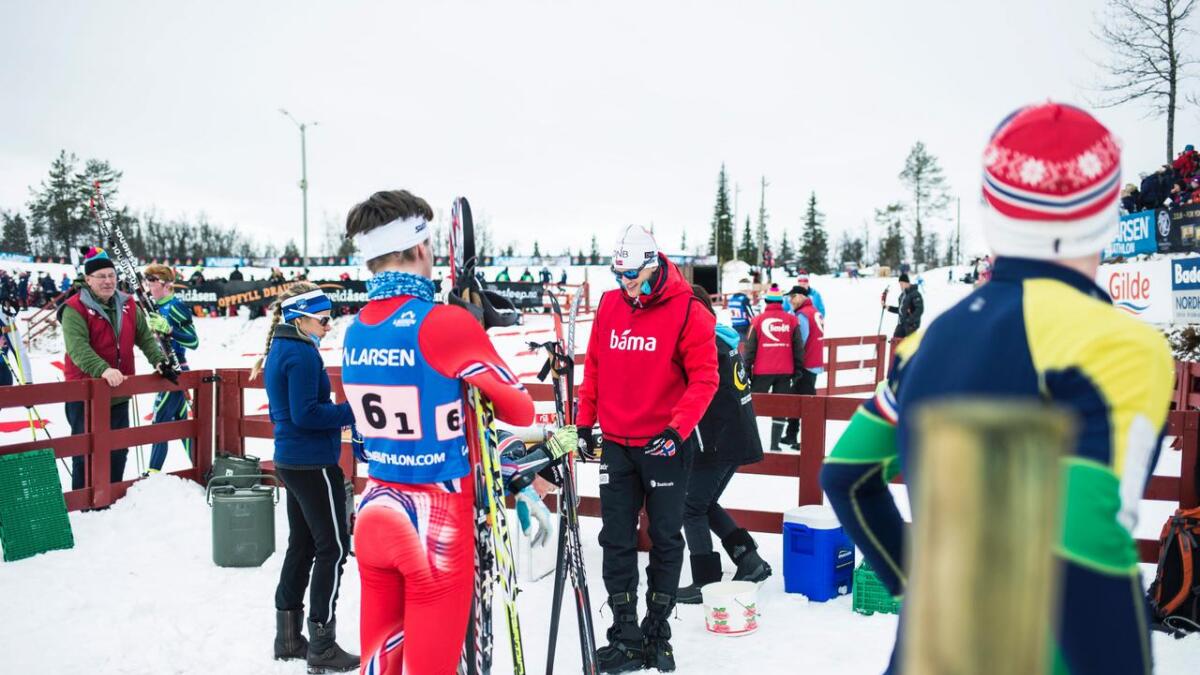 Det var hektisk i vekslingsfeltet då skiskyttarfestivalen på Liatoppen starta med stafettar fredag. Landslagsløpar Tarjei Bøe var på plass og roa nervane til løparane.
