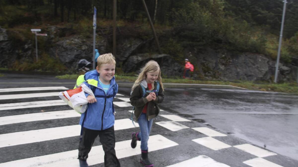 Alve Lothe Måge (8) og klasseveninna Jenny (8) veit at dei skal kryssa vegen på fotgjengarfeltet. Og sjå seg godt for til begge sider.