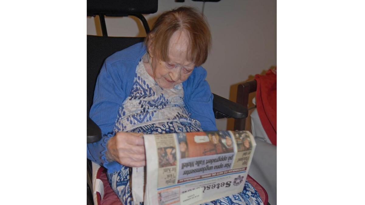 Då Anna K. Lislevand (101) igjen fekk eit eksemplar av Setesdølen i handa, vart ho straks oppslukt av overskrifter om lokalt nytt frå bygdene som ho kjenner så godt.