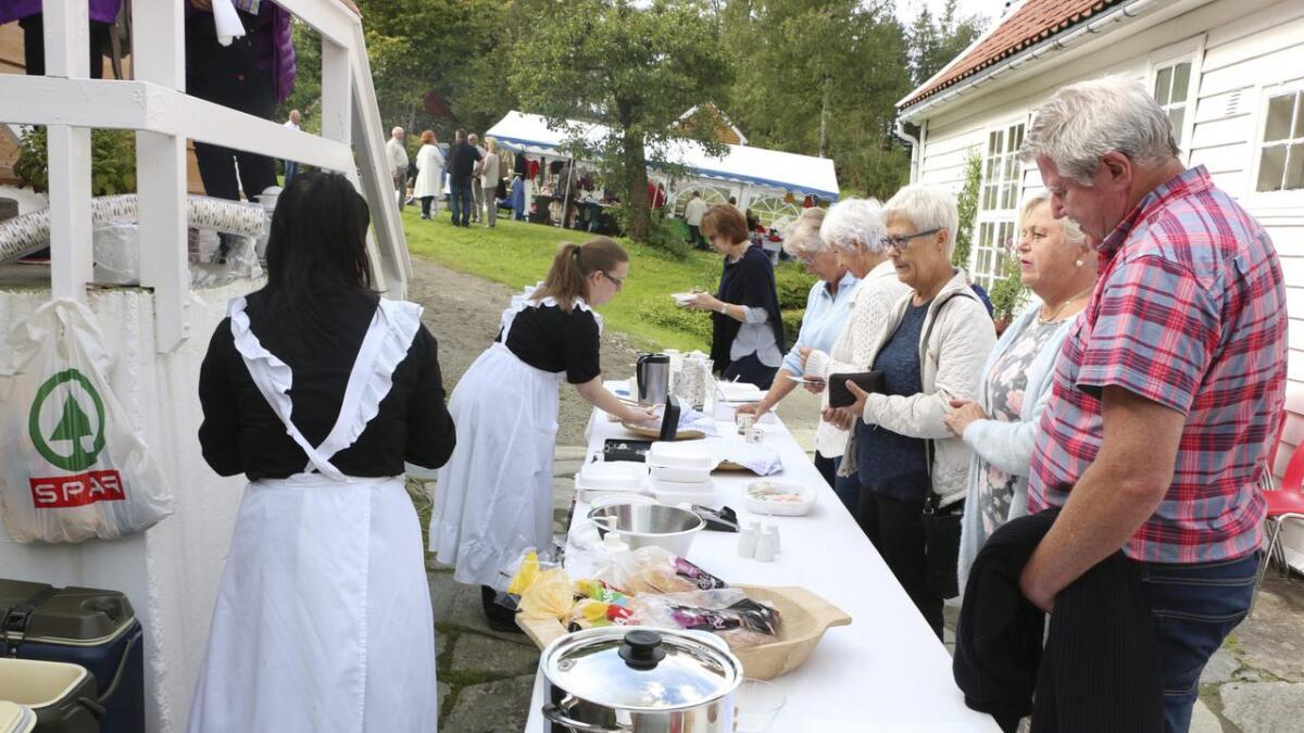 Sal av lokal mat, kunstutstilling og ulike utstillarar er noko av det som finn stad på torgdagen på Engevik Gaard førstkomande søndag. Biletet er frå kystsogedagen i 2016.