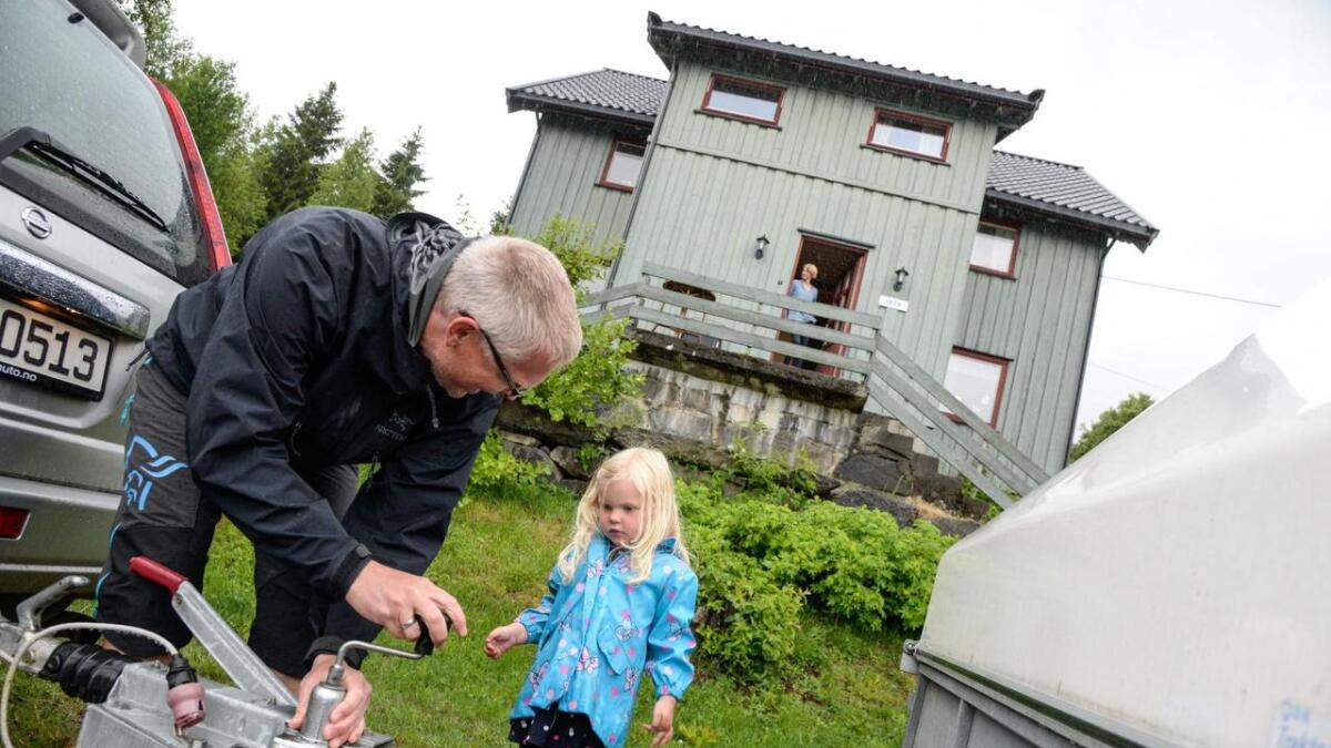 Olava (3) hjelper pappa André Pedersen med flyttelasset, mens Ragna Torkelsgard står i døra til barndomsheimen hennar. Det var ingen enkel avgjerd å bestemme seg for å flytte ut i distriktet og ta over familiegarden.