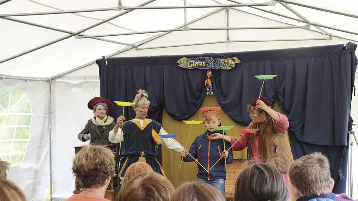 Alfhild Asplin Kleven (t.v) og Isak Dalen blei valt ut som assistentar under framsyninga til «Cirkus Sibylla». Her balanserer Isak fleire tallerkenar på ein gong.