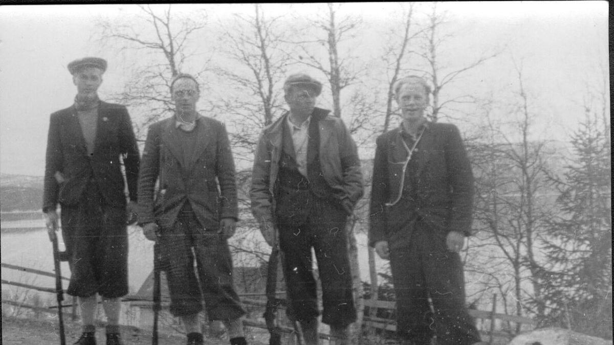 Motstandsmennene Hermod Skaret (f.v), Aslak Trovatn, Bjørn Gardsjord        og Pål Trovatn fotografert rett før arrestasjonen i Lognvikgrenda i mai 1945.