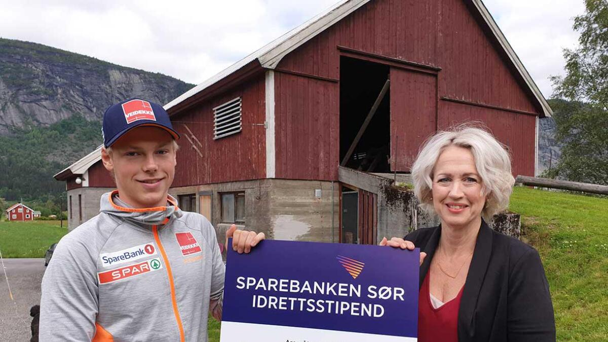 Aron Åkre Ryssstad frå Valle fekk Sparebanken sør-stipend på 50.000 kr. i går. Det var Eva Haugland Åsland i Sparebanken sør som tok turen til Valle for å overrekke den gilde sjekken.