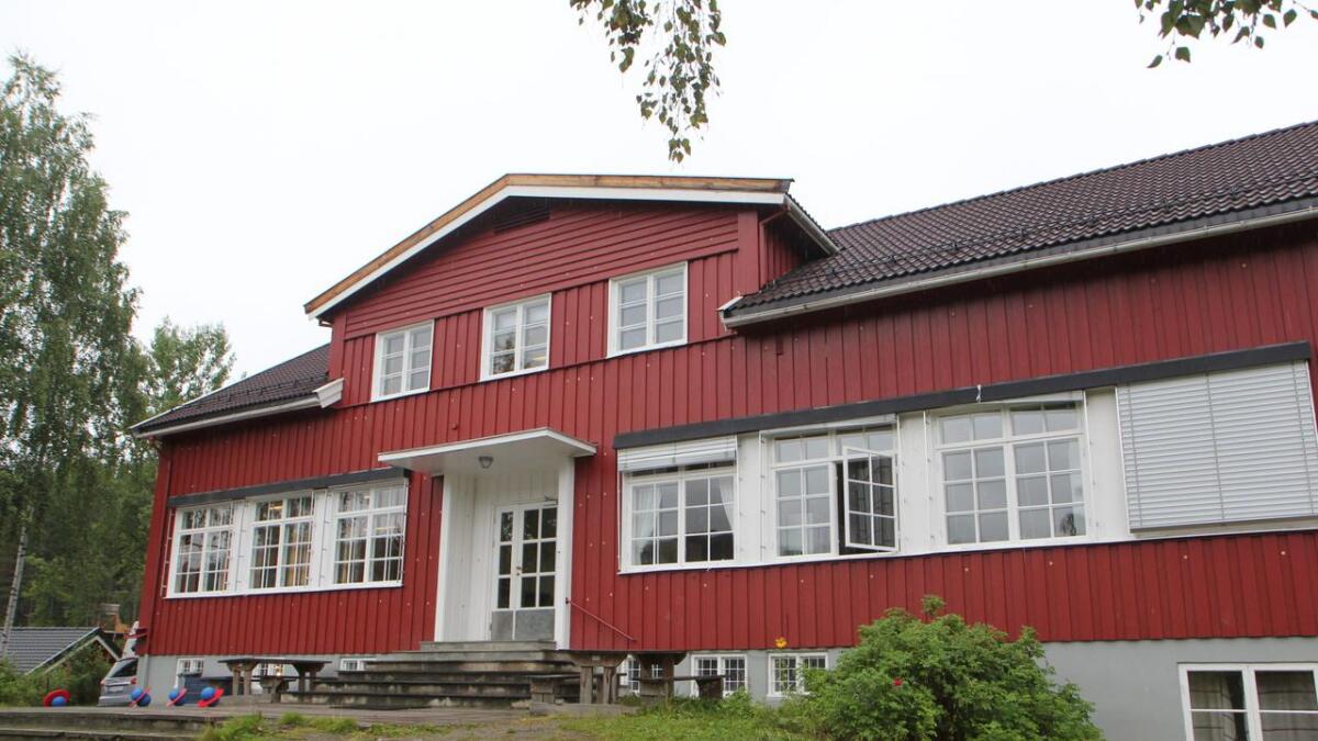 Det gamle skulebygget i Rukkedalen er selt. Den nye eigaren vil bygge om skulen til bustadhus.