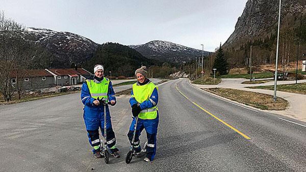 Silje Berge (t.v.) og Jeanette Birkeland sparkesyklar frå Kristiansand til Hovden denne helga. Turen kjem til å ta over 33 timar!