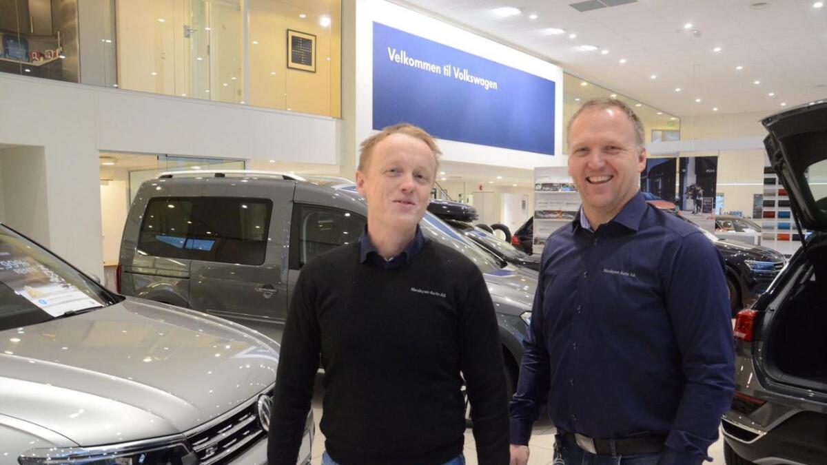 Dagleg leiar Morten Jensen t.v. og salssjef Jan Ove Bakkerud i Nesbyen Auto toppar lista over nybilsalet i Hallingdal i fjor. Golf og Passat er bestseljarane.