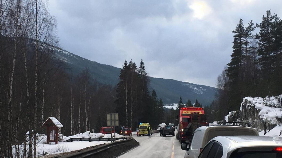 To bilar har kollidert ved Geiteryggen, ca. ein kilometer vest for Gol.