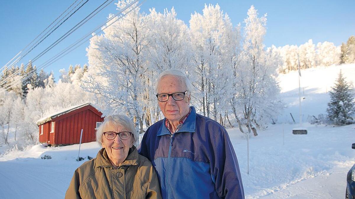Gunhild Bjåen fyller 87 år tidleg på nyåret, og ektemannen Knut blir 86 i april. Her er dei fotograferte i 21 minusgrader på tunet heime på Bjåen for nokre dagar sidan.
