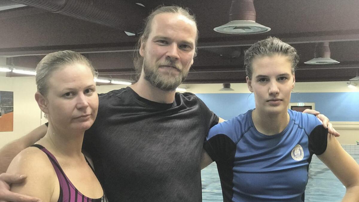 Svømmeinstruktørane Hanna Merete Karlsson (t.v.), Arkadiusz Smich og Renske Stel reagerer sterkt på at Seljord kommune vil redusere opningstida til svømmehallen.	Båe