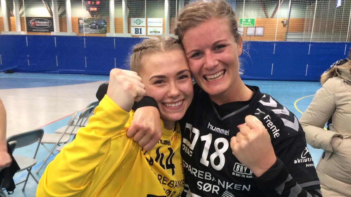 Marie Aas (t.v.) og kaptein Siri Aaserud etter 22-18-triumfen mot Stavanger søndag.