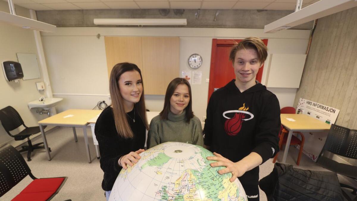 Elevane Vilde, Maja og Stian ser fram til å reisa utanlands og oppleva andre kulturar.