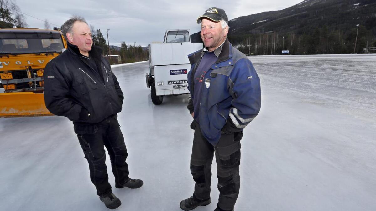 Isen på Glitre er klar; det er berre å ta skøytene fatt, seier ismeister Ola Halvar Jorde (fremst) og medhjelpar Geir Tore Slåtto.