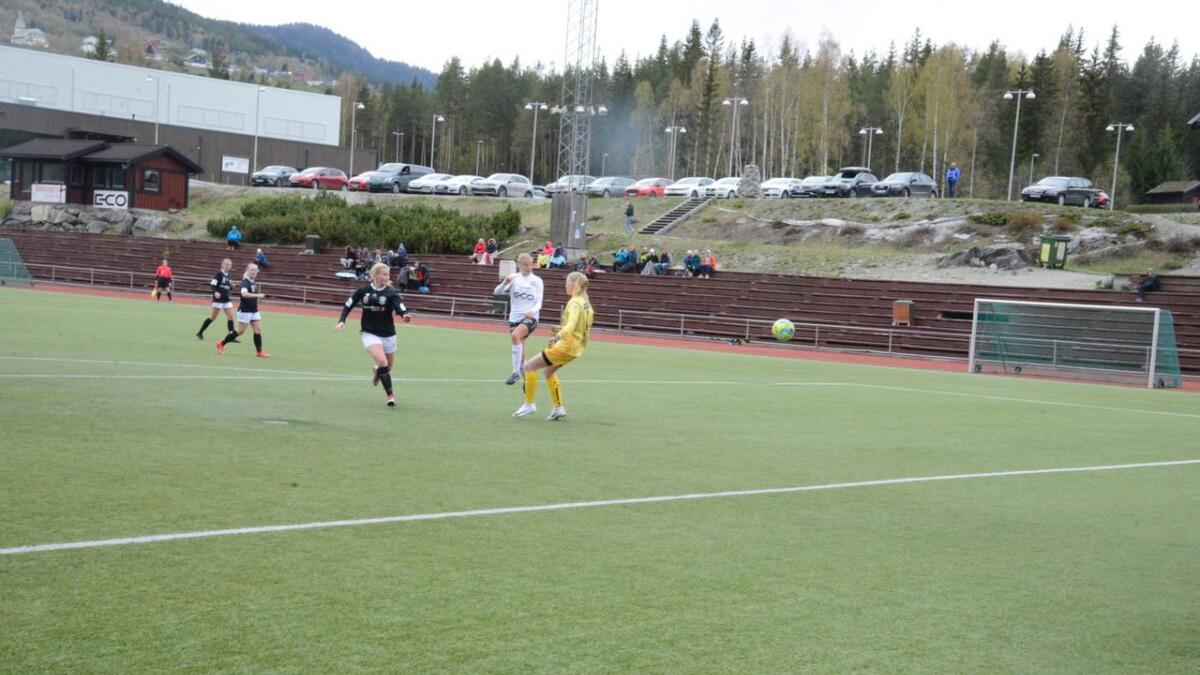 Frida Strendo scora tre mål mot Urædd og vart kåra til beste HFK-spelar. Her utliknar ho til 1-1.