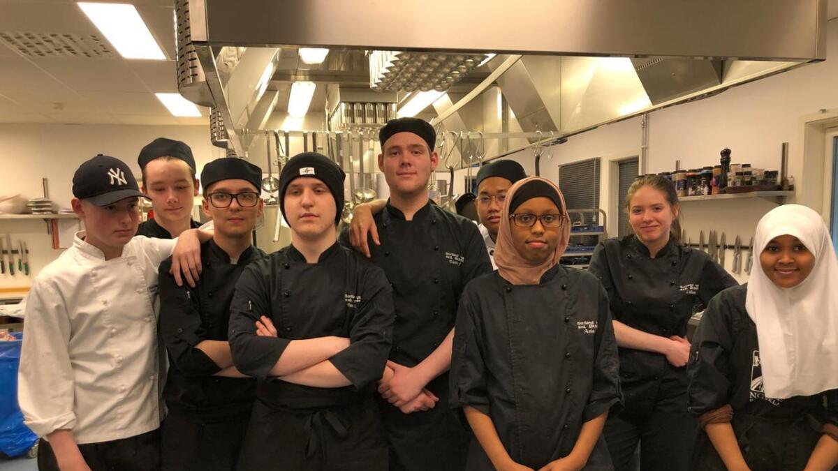 Elevene i VG1 restaurant og matfag ved Sortland vgs. avd. Øksnes har sammen laget bidraget som sikrer dem plass i kokkekampen i Tromsø på nyåret. (Alle