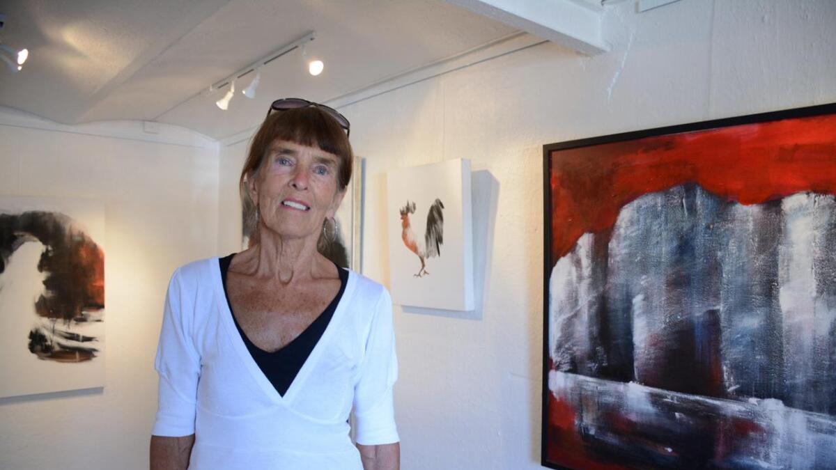 Grete Skoe lar seg inspirere av natur. Maleriet i bakgrunnen er inspirert av fjellveggen «Los Gigantes» på Tenerife.