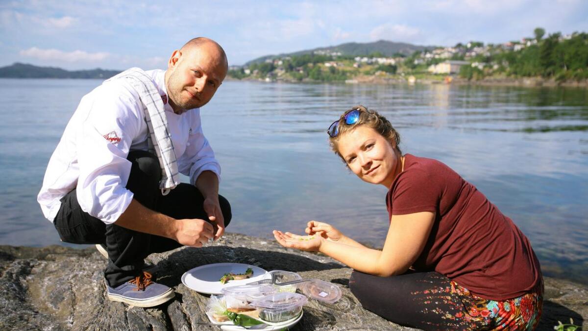 Lukasz Brekke og Tina Bøe Buer viser at det er både enkelt, godt og rimeleg å laga strandmat med ingrediensar frå nærmiljøet.