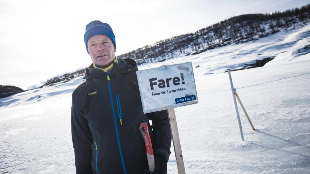 Damvaktar John-Magnar Nestegard i E-CO Energi ber påsketuristane respektere skilt om usikker is.