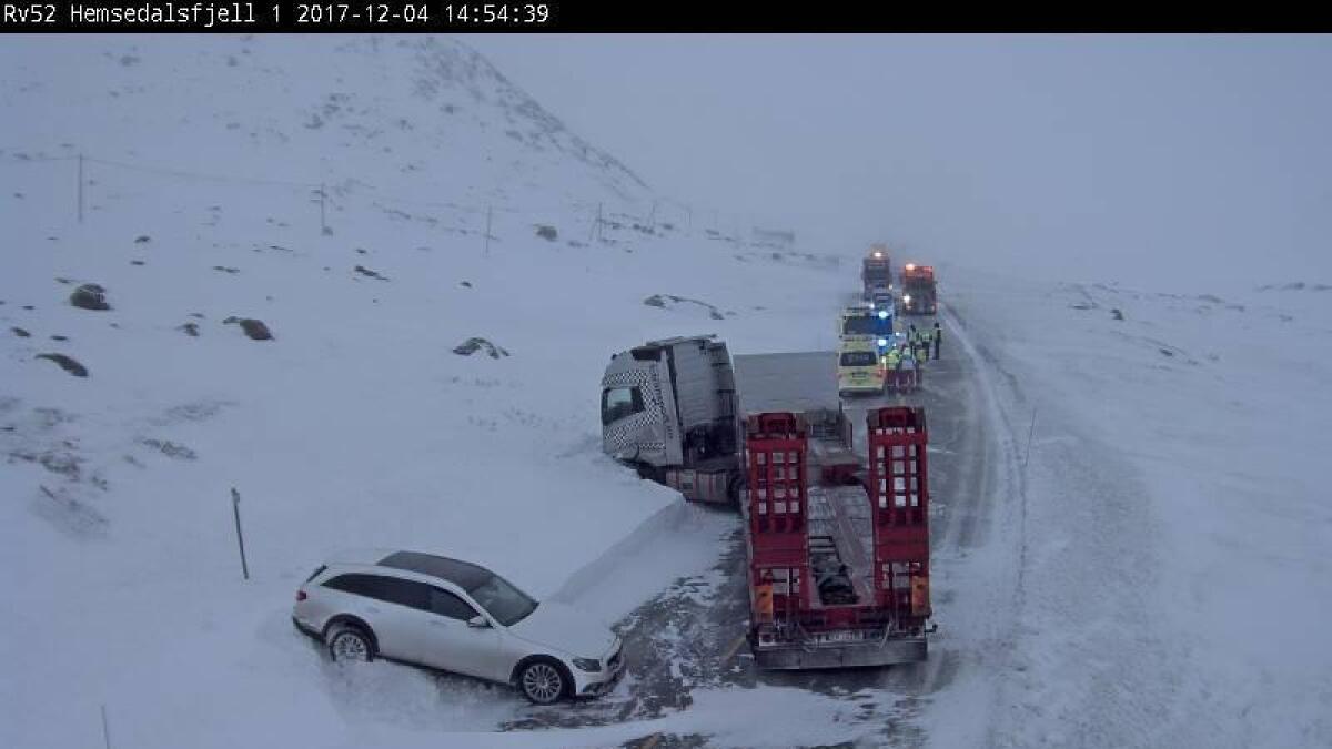 Ein personbil og ein lastebil var involvert i ei ulukke på Hemsedalsfjellet måndag ettermiddag.