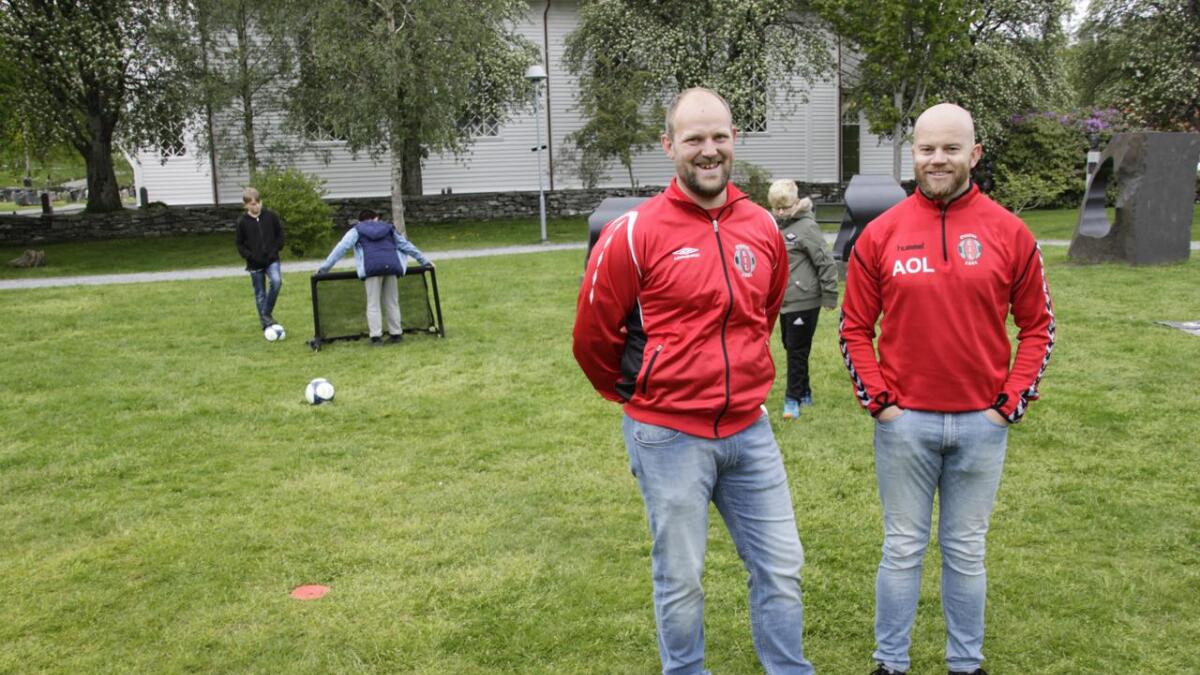 Steinar H. Olsen og Arnt Ove Lundervik frå Eikelandsfjorden IL let unge fotballspelarar få prøva seg på Kyrkjeflaten.