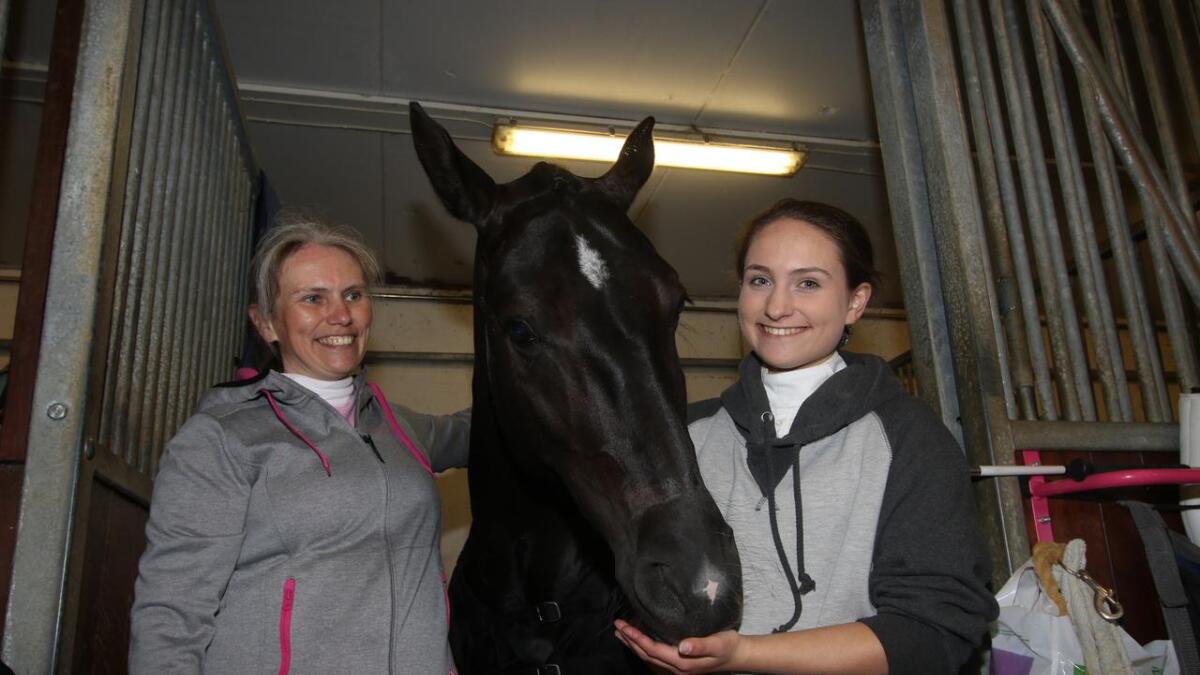 Yvonne Jensen og dottera Ronja med sin felles hest Electra.