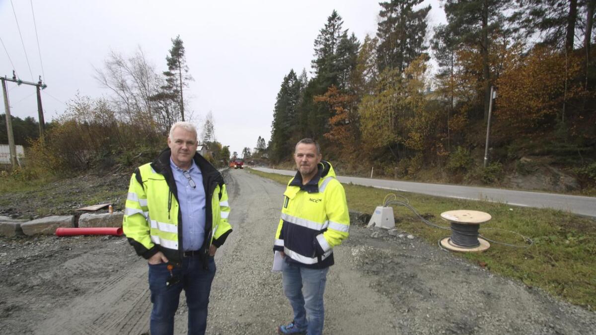 Odd-Helge Henrisken og Leif Erik Leknes frå NCC har planane klare for framdrifta på gang- og sykkelstien i enden av Ulvenflaten. Innan to veker startar asfalteringa.