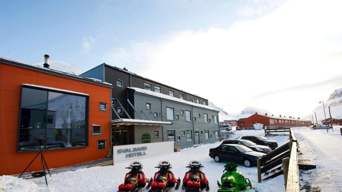 Bård Heio og Tollef Svenkerud begynte i det små, med sal og utleige av snøscooterar. No driv dei stort i Longyearbyen. Scooterane er parkert framfor hotellet som vart bygd i 2016.