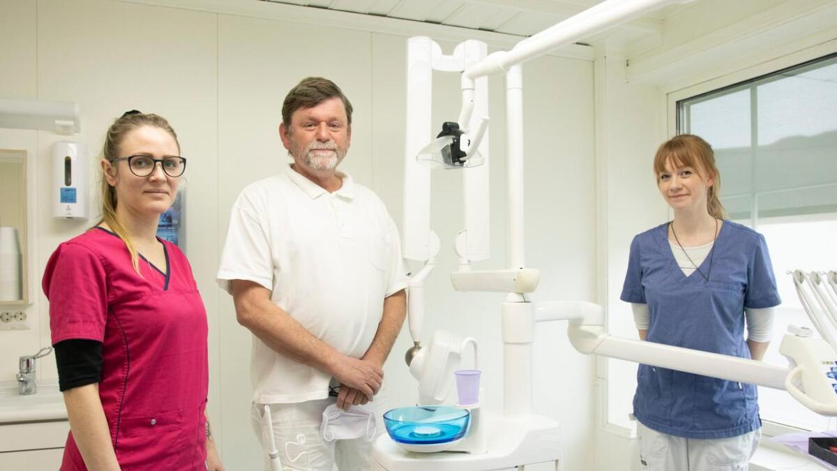 Wolfgang Feiler har lang erfaring som spesialist i oral kirurgi og oral medisin. Når han tek imot pasientar i Gol får han hjelp av tannlegesekretær Sofie Irene Løvhøiden (t.h.) og Lene Ekse Stensrud ved Tannlege Brenna & Co.