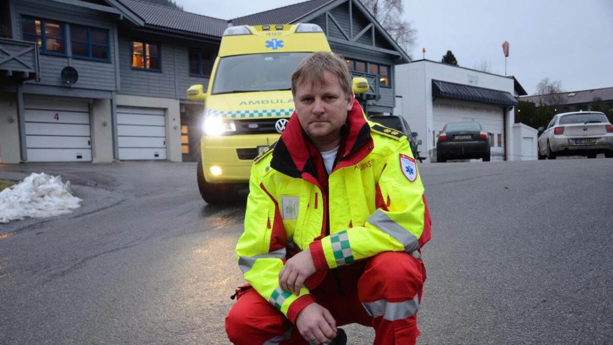 Ambulansearbeidar og stasjonssjef i Ål, Syver Tveito, er kritisk til Statens vegvesen si avgjerd om å salte mindre på Rv7.