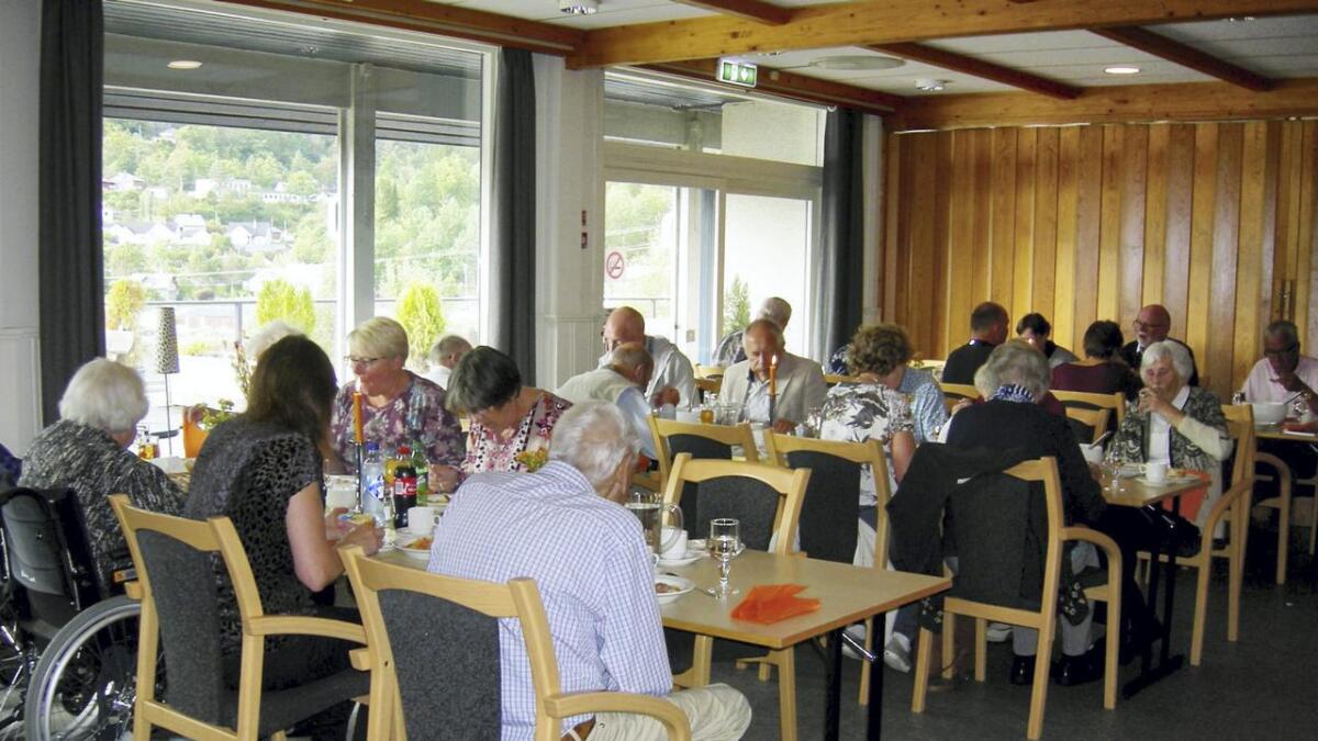 Bebuarane på Fusa bu- og behandlingssenter sette verkeleg pris på å få vera med på Fusa Lionsklubb sin middagstur til Bjørkheim i Samnanger. (Privat foto)